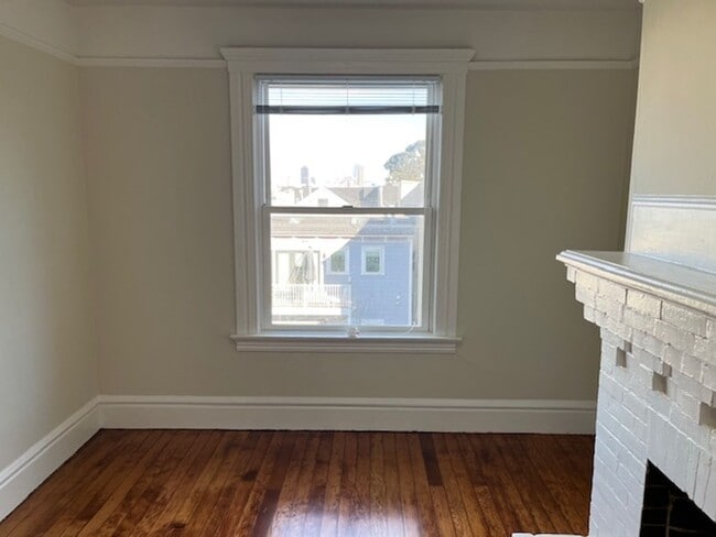 Building Photo - Gorgeous Remodel**2 Bedrooms + Office**Dis...