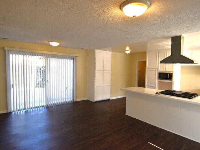 Building Photo - 270 S Linden Dr