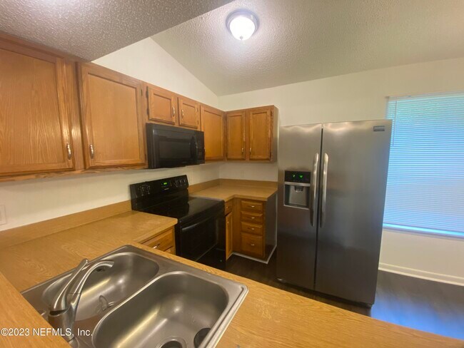 Building Photo - 3239 Meadowlea Cir N