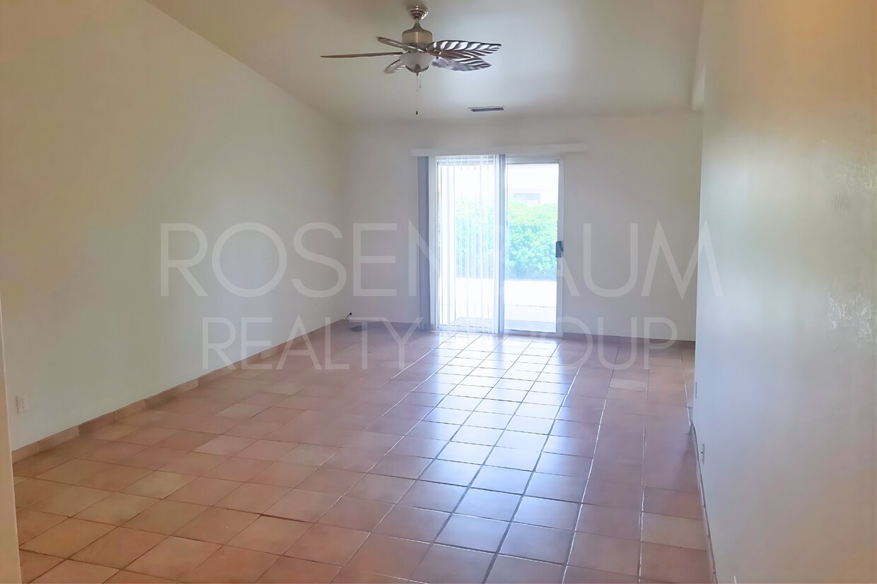 Foto principal - Charming 3-bedrooms, 2-baths home nestled ...