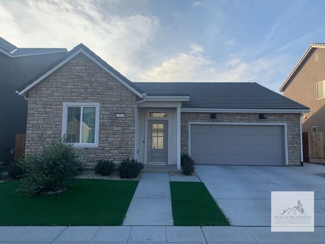 Foto del edificio - Stunning 3 Bedroom 2 Bath Home In Riverstone! SOLAR!