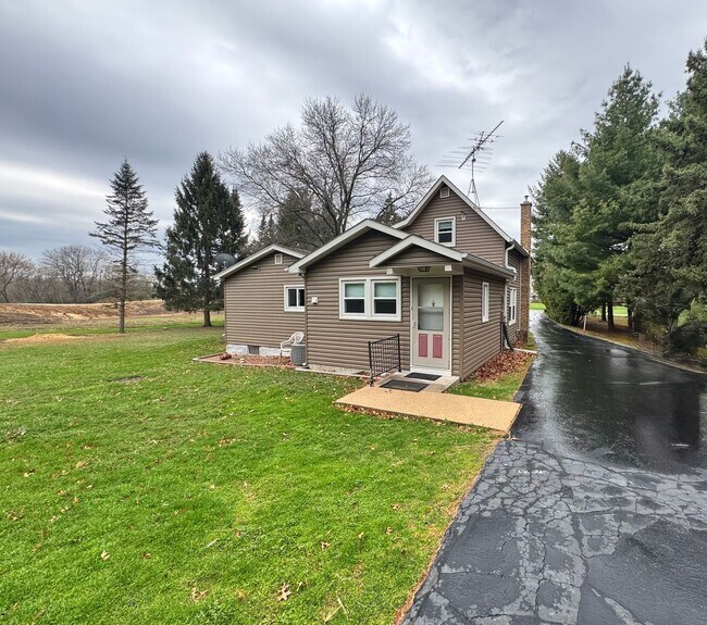Building Photo - Three-bedroom, two-bathroom house on 1.74 ...