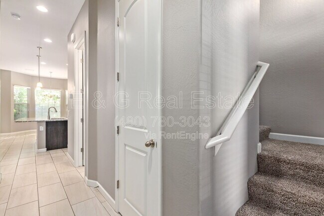 Foto del edificio - 3059 N 33rd Pl