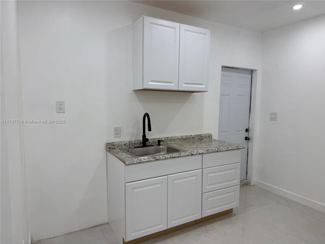 Building Photo - 1821 Utopia Dr