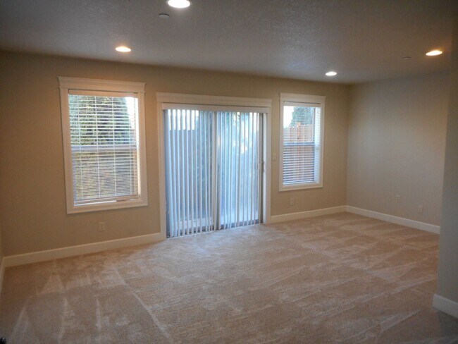 Building Photo - Luxurious Townhouse Living in Albany's Heart