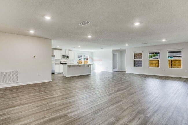 Building Photo - Luxurious 5-Bedroom, 3-Bathroom Home with ...