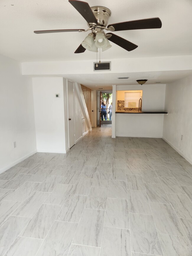 Building Photo - 2521 Country Club Dr
