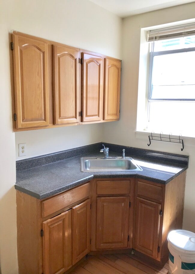 Building Photo - 1422 N Willington St