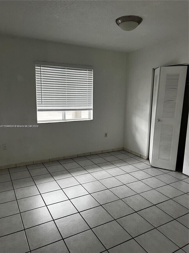 Foto del edificio - 8027 NW 8th St