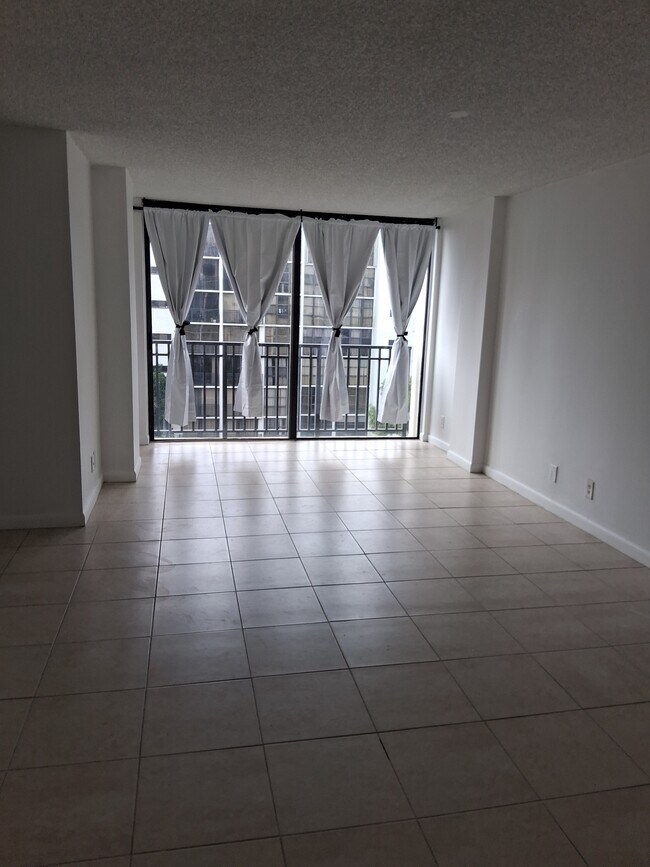 Building Photo - 17021 N Bay Rd