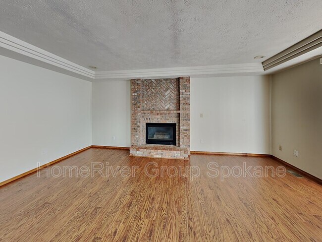 Building Photo - 1024 E Brierwood Ct