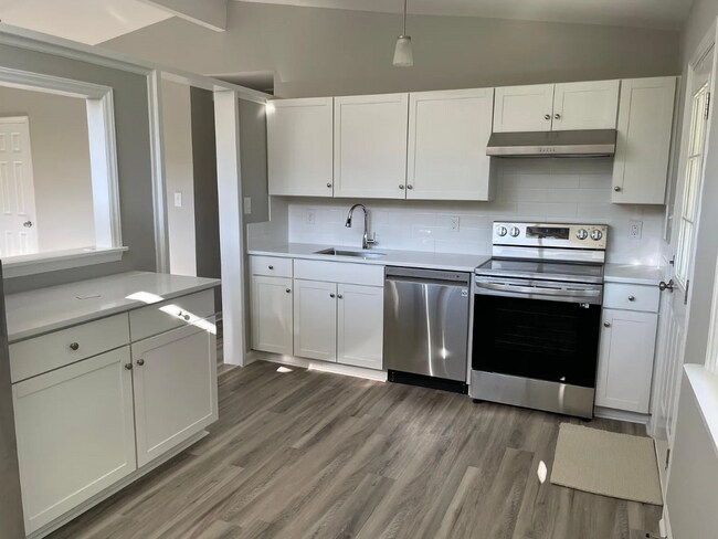 Building Photo - Three Bedroom, One Bath Home for Rent in G...