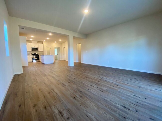 Foto del edificio - NEWER 4 Bedroom 2 Bath home for RENT!