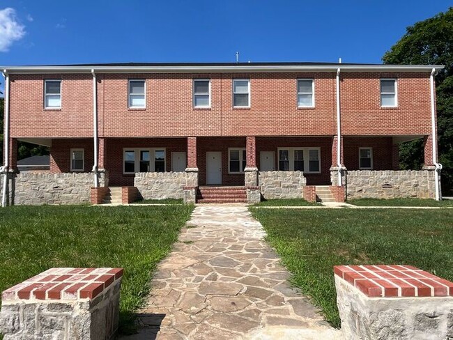 Building Photo - 5 Bedroom 3.5 Bathoom Townhome