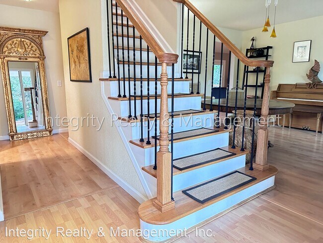 Building Photo - 5 br, 3.5 bath House - 10368 Crestone Moun...