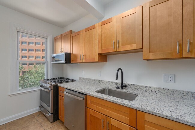 Foto del edificio - 2-Bedroom plus Office/Den, 1-Bathroom Apartment with Porch near JHU