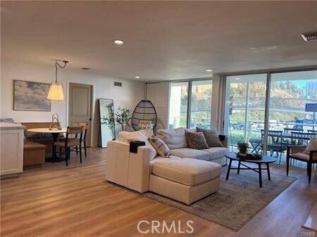 Foto del edificio - 723 Palisades Beach Rd