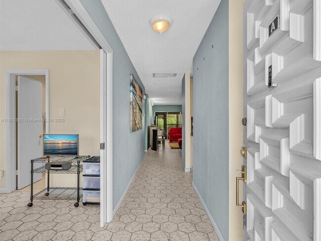 Foto del edificio - 13785 Flora Pl