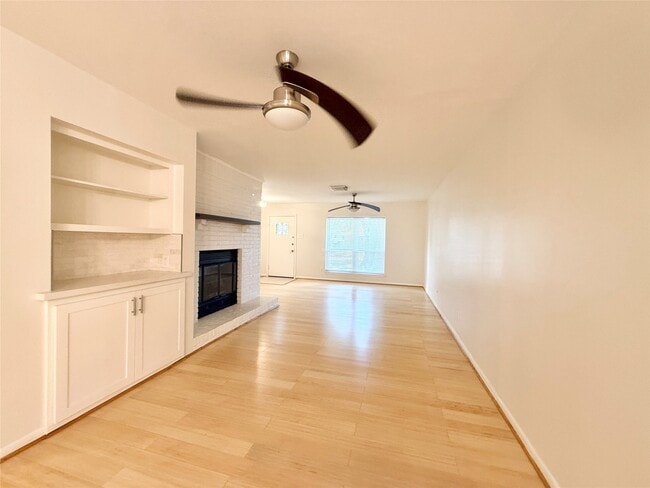 Building Photo - 5470 Ariel St