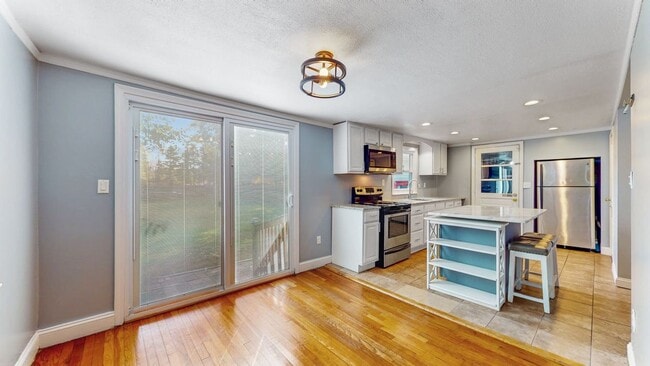 Building Photo - 72 Woodycrest Dr