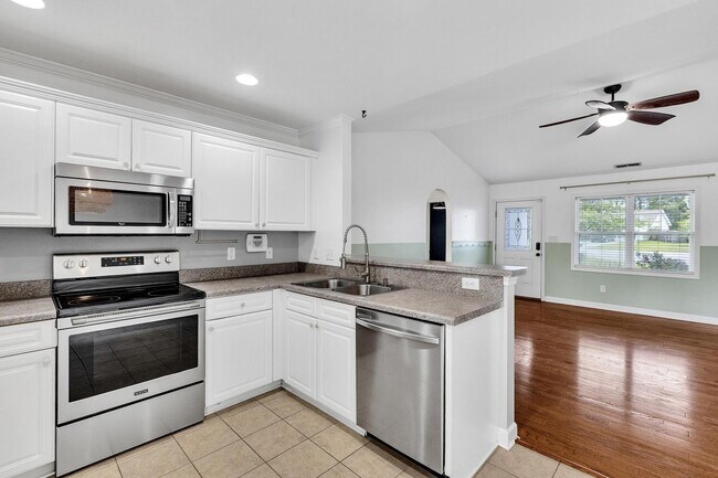 Foto del edificio - 3 bedroom with Community POOL!