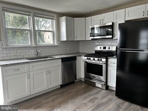 Building Photo - 272 Maple Ave