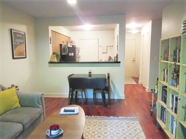 Building Photo - 2Bd/2Ba Seattle Condo