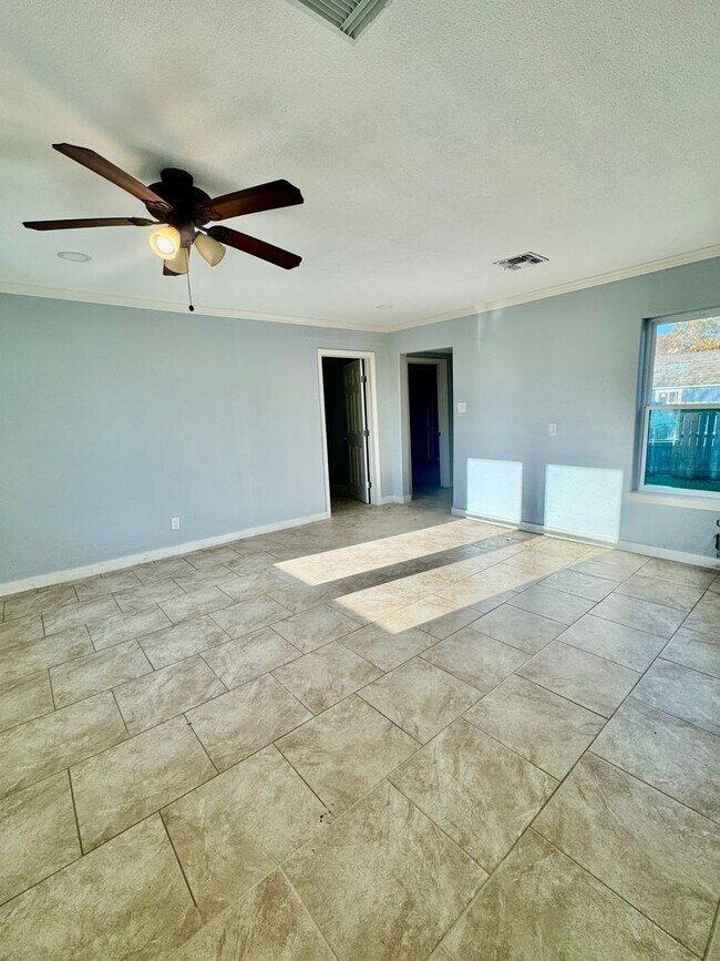 Building Photo - New Rental! Updated 2-bedroom located in a Southside Neighborhood!