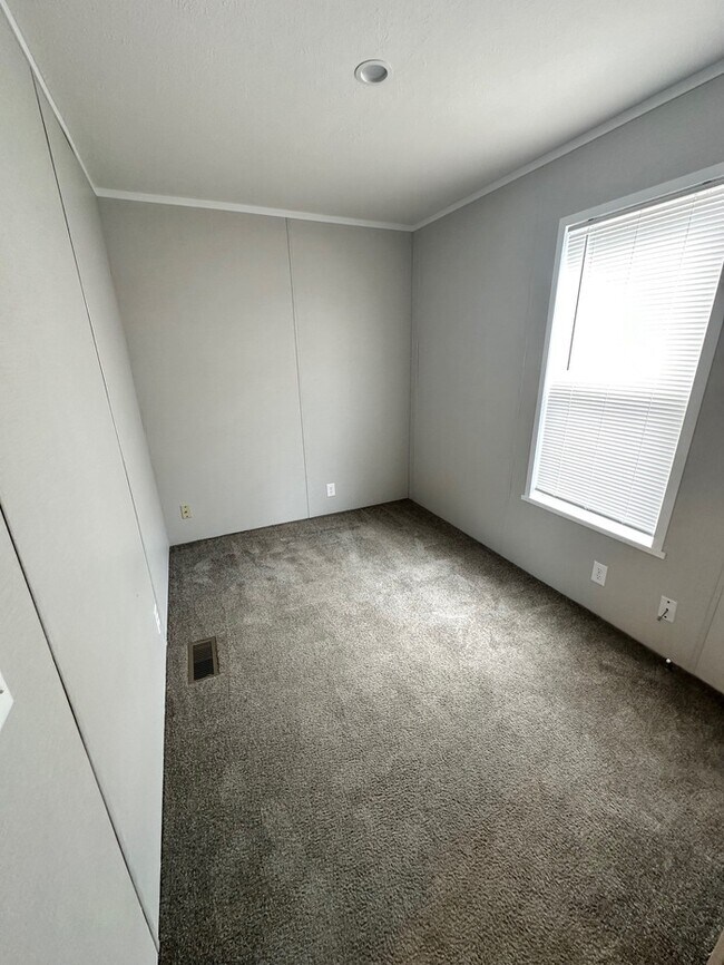 Building Photo - 2 Bedroom/1 Bathroom Mobile Home