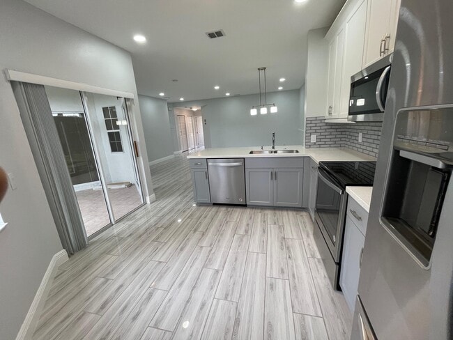 Building Photo - 6526 Via Regina