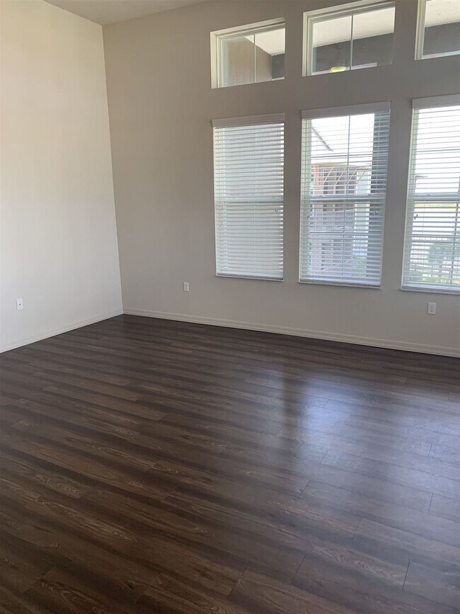 Building Photo - 5051 Lakewalk Dr