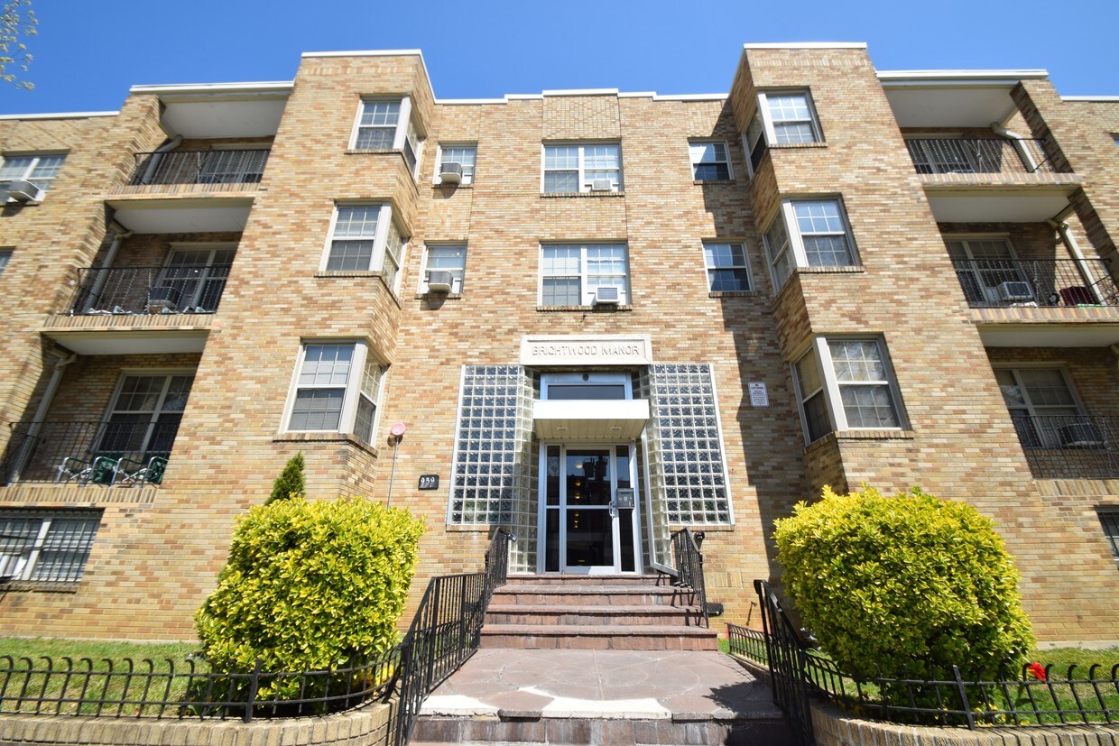 Foto principal - 939 Longfellow St NW