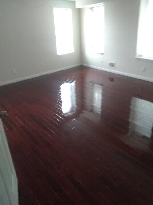 Foto del edificio - 8845 E Jefferson Ave