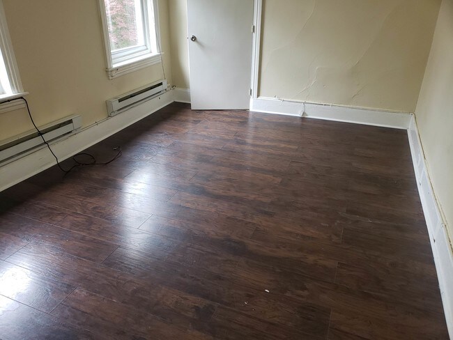 Foto del edificio - Large 1 Bedroom Apartment FOR RENT