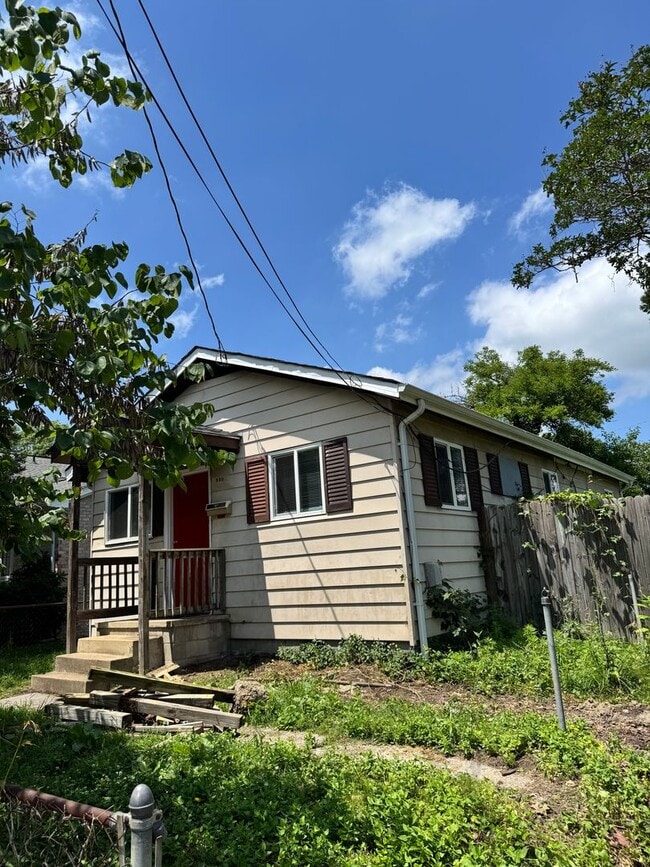 Building Photo - Cozy 3 bed 1.5 bath with Backyard
