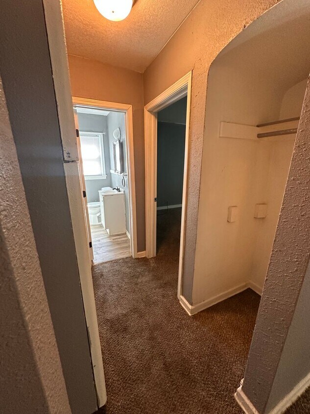 924 N Glendale Ave Unit 924 N Glendale Ave, Wichita, KS 67208 Room