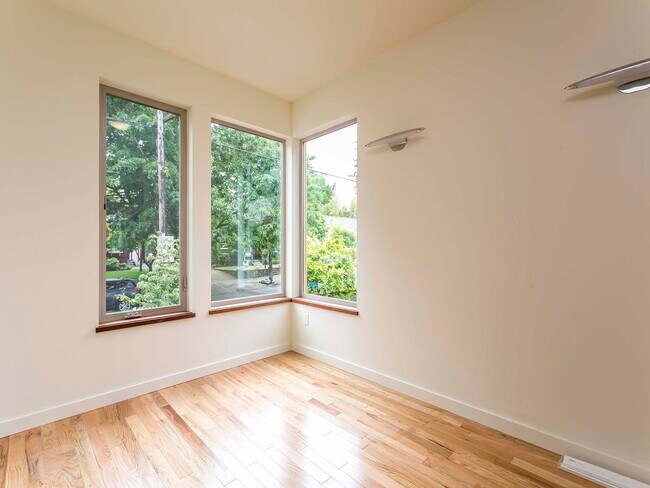 Building Photo - 4561 NE 34th Ave