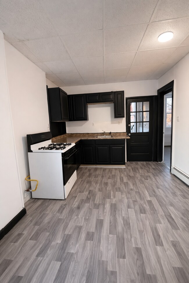 Building Photo - 32 Douw St