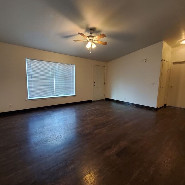 Building Photo - Pet Friendly 3 Bed : 2Bath Home w/ a Carport