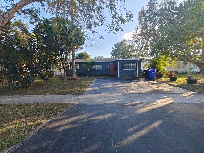 Foto del edificio - Charming 3-Bed, 2-Bath Pool Home for Rent – North Miami Beach