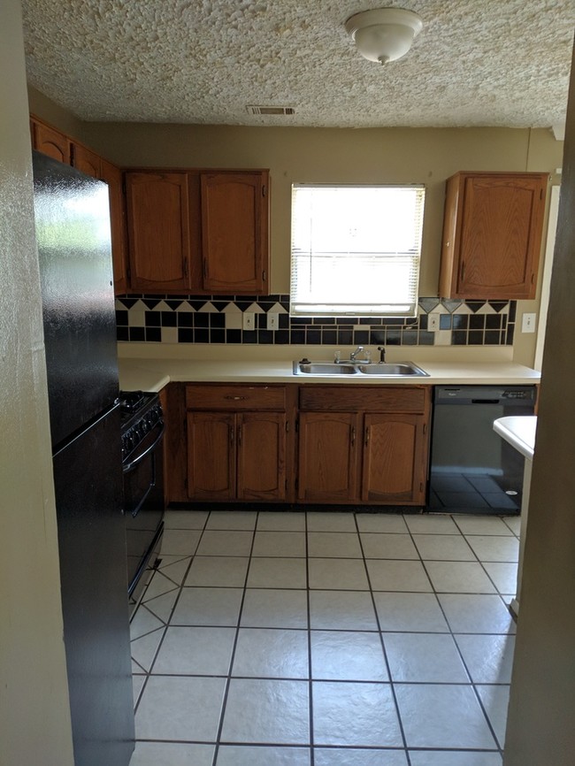 Building Photo - Move in ready