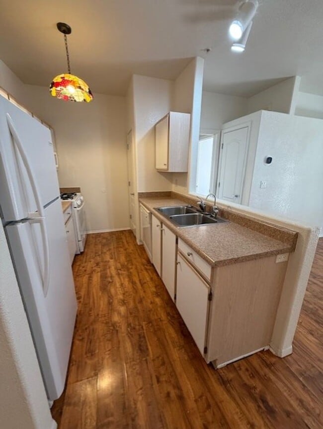 Building Photo - 2 Bedroom 2 Bath Contact Property Pros Pro...
