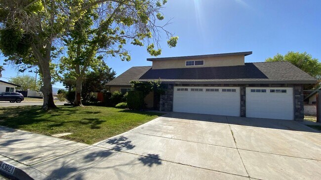 Building Photo - Very Spacious West Lancaster Home