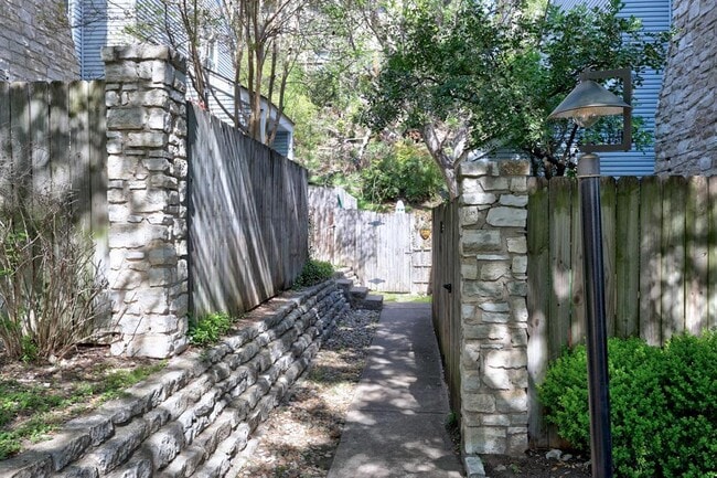 Building Photo - 6821 Old Quarry Ln