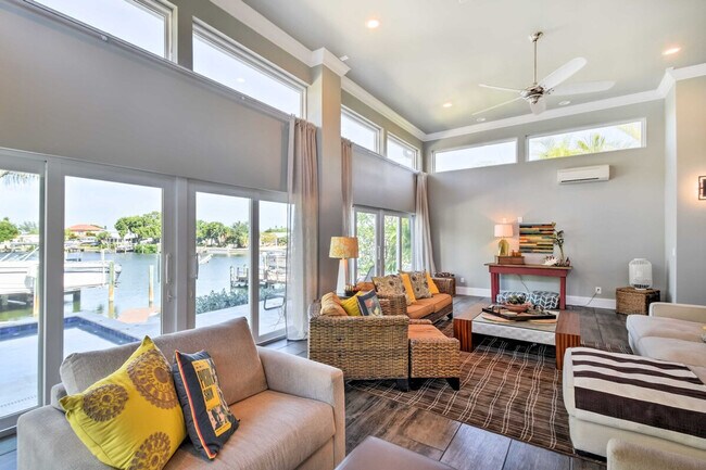 Building Photo - 2122 W Vina Del Mar Blvd