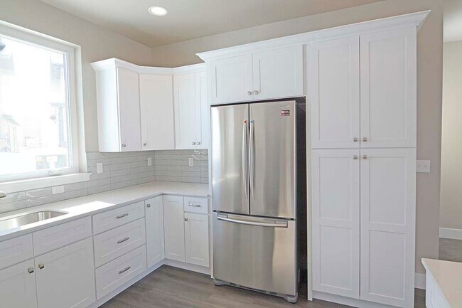 Building Photo - Gorgeous Custom Home on the West End