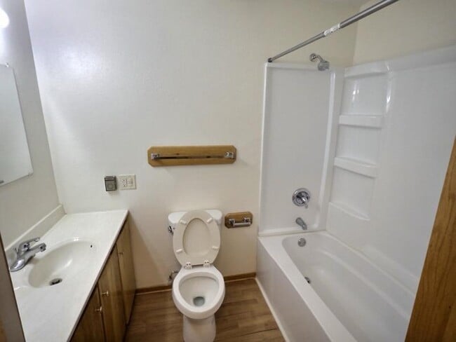 Building Photo - 823 Main St