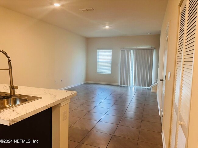 Building Photo - 9549 Star Dr