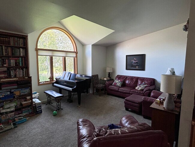 Building Photo - Westend Home with Large Yard