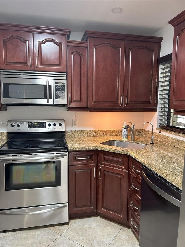 Foto del edificio - 3299 Cocoplum Cir